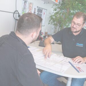 Chubb Mitarbeiter im Gespräch