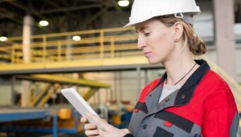 Employé de Chubb vérifiant les postes incendie & lances incendie