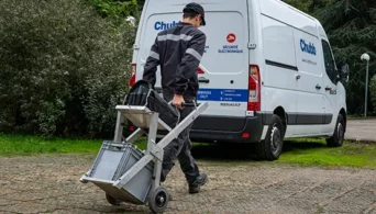 Technicien Chubb France avec chariot de maintenance